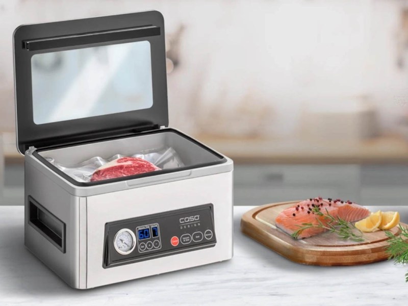 Caso VacuChef 50 offen mit einer Platte Schinken daneben