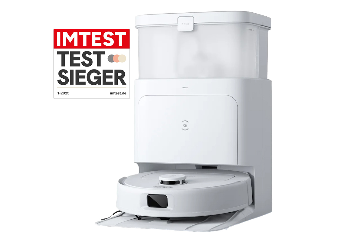 Der Ecovacs Deebot N30 Pro Omni auf weißem Grund. Daneben das IMTEST-Testsieger-Siegel (01/25).