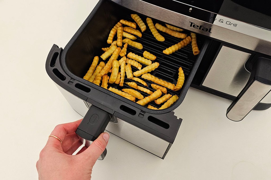 Pommes im Korb einer Heißluftfritteuse