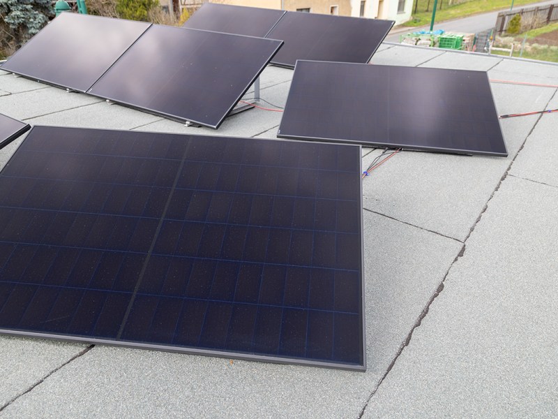 Solarpanels auf dem Flachdach